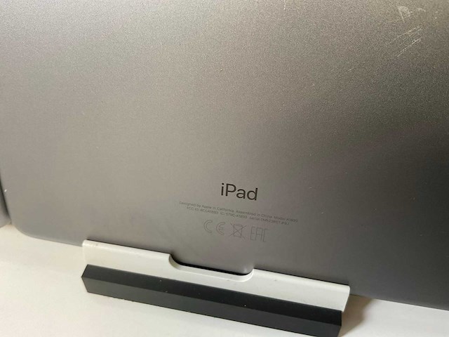 Apple ipad (2018) 6th gen 9.7” - wifi - 32 gb / 128 gb - space gray (4x) - afbeelding 10 van  10