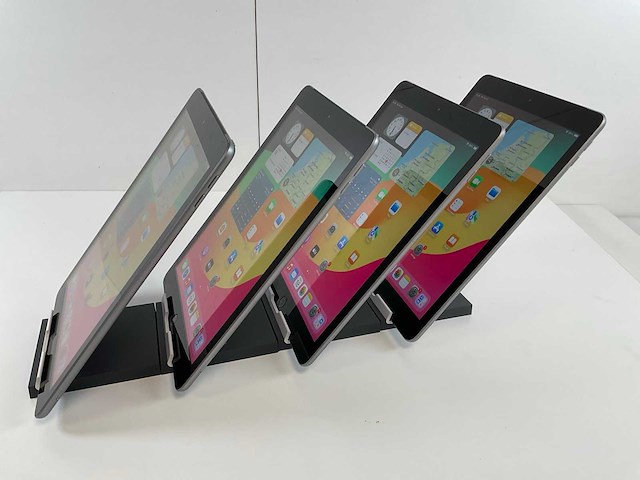Apple ipad 6th gen 9.7” - wifi + cellular - 32 gb - space gray (4x) - afbeelding 3 van  4