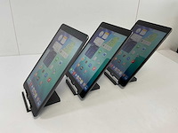 Apple ipad 8th gen - wi-fi - 32 gb - space gray (3x) - afbeelding 5 van  9