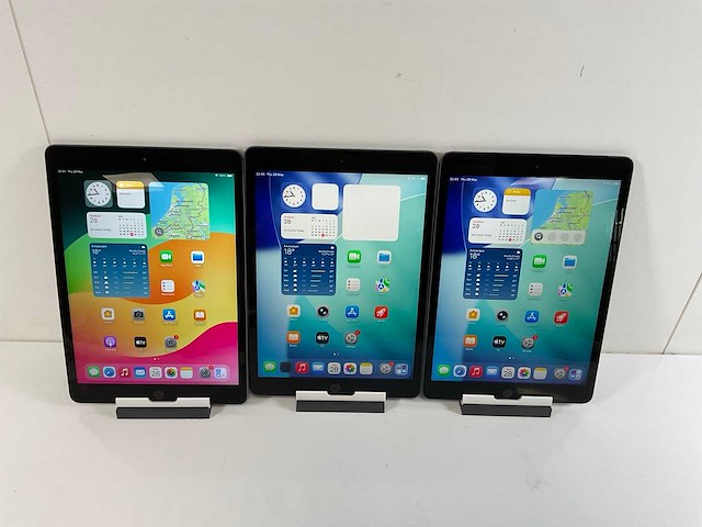Apple ipad 8th gen - wi-fi - 32 gb - space gray (3x) - afbeelding 1 van  7