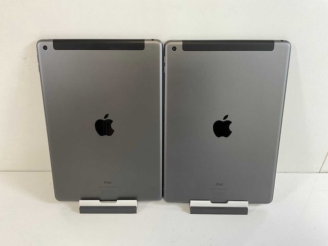Apple ipad 8th gen - wi-fi + cellular - 32 gb - space gray (2x) - afbeelding 5 van  7