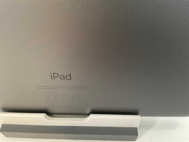 Apple ipad 8th gen - wi-fi + cellular - 32 gb - space gray (2x) - afbeelding 4 van  5