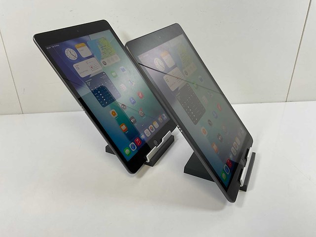 Apple ipad 8th gen - wi-fi + cellular - 32 gb - space gray (2x) - afbeelding 3 van  7
