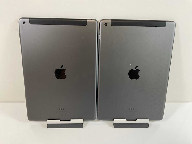 Apple ipad 8th gen - wi-fi + cellular - 32 gb - space gray (2x) - afbeelding 3 van  5