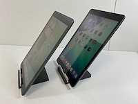 Apple ipad 8th gen - wi-fi + cellular - 32 gb / 128 gb - space gray (2x) - afbeelding 2 van  4
