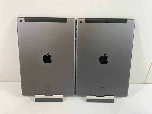 Apple ipad 8th gen - wi-fi + cellular - 32 gb / 128 gb - space gray (2x) - afbeelding 3 van  4