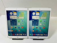 Apple ipad 8th gen - wifi + cellular - 32 gb - silver (2x) - afbeelding 1 van  7