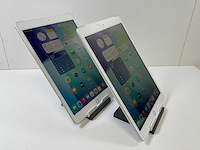 Apple ipad 8th gen - wifi + cellular - 32 gb - silver (2x) - afbeelding 3 van  7