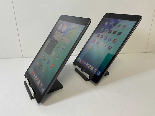 Apple ipad 8th gen - wifi + cellular - 32 gb / 128 gb - space gray (2x) - afbeelding 4 van  7