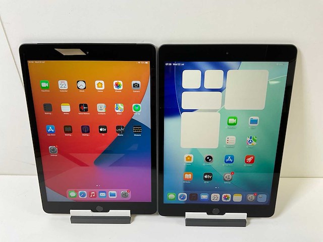 Apple ipad 8th gen - wifi + cellular - 32 gb / 128 gb - space gray (2x) - afbeelding 1 van  6