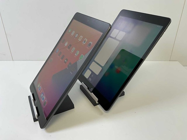 Apple ipad 8th gen - wifi + cellular - 32 gb / 128 gb - space gray (2x) - afbeelding 3 van  6