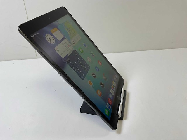Apple ipad 9th gen - wifi + cellular - 64 gb - silver - afbeelding 3 van  6