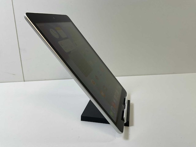 Apple ipad 9th gen - wifi + cellular - 64 gb - silver - afbeelding 3 van  6