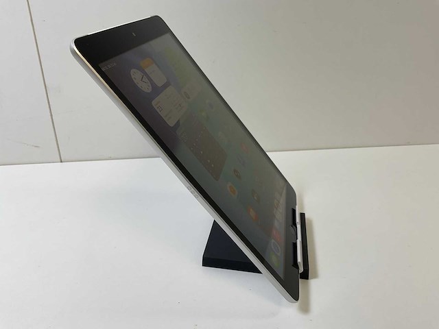 Apple ipad 9th gen - wifi + cellular - 64 gb - silver - afbeelding 3 van  6