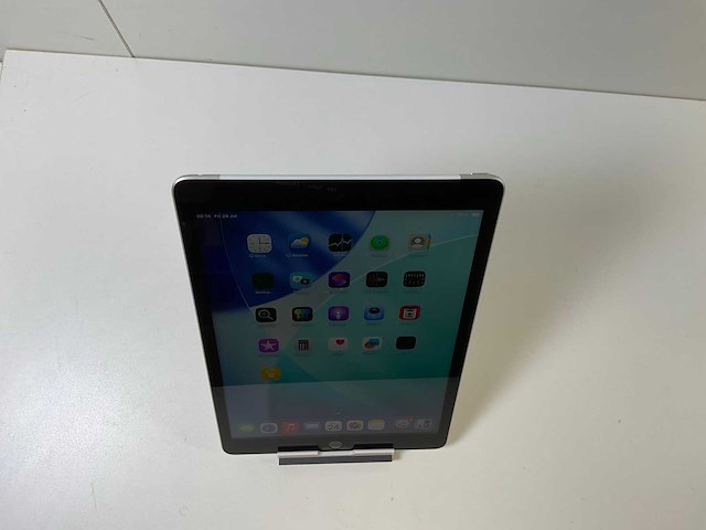 Apple ipad 9th gen - wifi + cellular - 64 gb - silver - afbeelding 2 van  5
