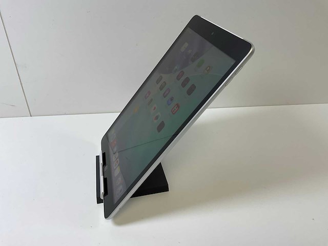 Apple ipad 9th gen - wifi + cellular - 64 gb - silver - afbeelding 4 van  5