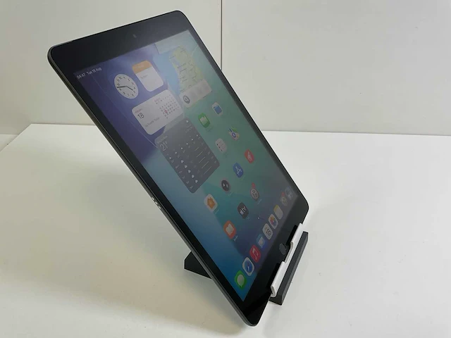 Apple ipad 9th gen - wifi + cellular - 64 gb - space gray - afbeelding 3 van  4