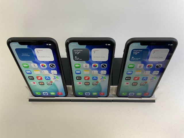 Apple iphone 11 - 64 gb - black (3x) - afbeelding 1 van  4
