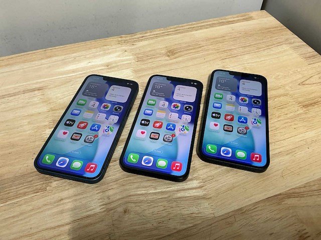 Apple iphone 13 a2633 mobiele telefoon (3x) - afbeelding 1 van  2