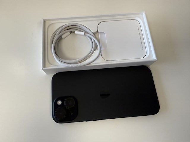 Apple iphone 15 128 gb black. met kabel zonder adapter - afbeelding 4 van  4