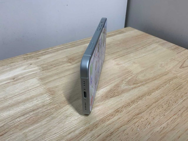 Apple iphone 15 a3090 mobiele telefoon; glas bevat was krasjes - geen beperking hierdoor - afbeelding 8 van  9