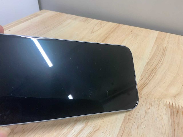 Apple iphone 15 a3090 mobiele telefoon; glas bevat was krasjes - geen beperking hierdoor - afbeelding 9 van  9