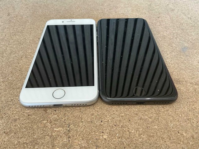 Apple iphone 8 (64gb) (2x) - afbeelding 1 van  1