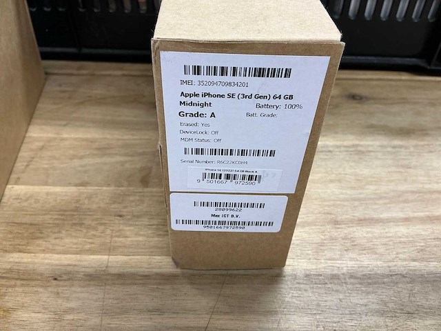 Apple iphone se 3rd gen 64gb midnight - afbeelding 3 van  4