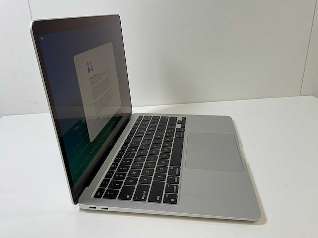 Apple macbook air 13”, apple m1, 8 gb ram, 251 gb nvme laptop - afbeelding 2 van  5