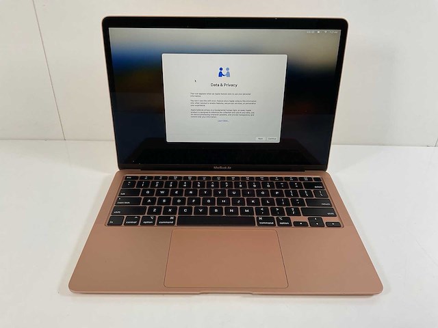 Apple macbook air 13.3”, dualcore i3, 8 gb ram, 256 gb nvme laptop - afbeelding 1 van  7