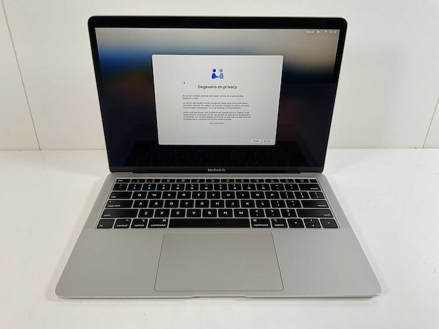 Apple macbook air 13.3”, dualcore i5, 16 gb ram, 256 gb nvme laptop - afbeelding 1 van  6
