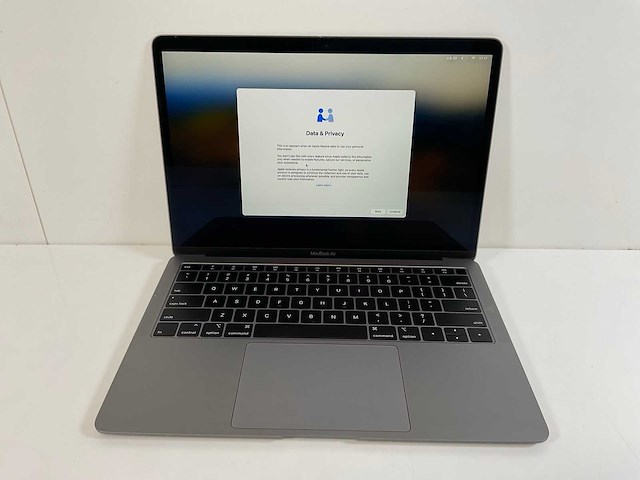 Apple macbook air 13.3”, dualcore i5, 8 gb ram, 128 gb nvme laptop - afbeelding 1 van  10