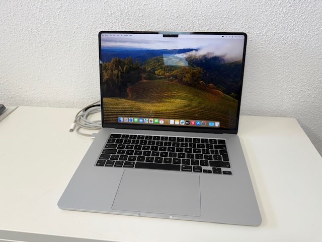 Apple macbook air 15 inch 2024. m3 chip. 16 gb ram geheugen. ssd 512 gb. met laadkabel usb c zonder adapter - afbeelding 1 van  5