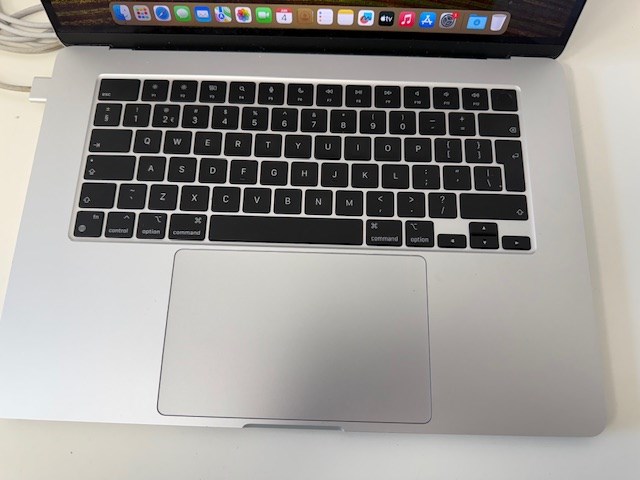 Apple macbook air 15 inch 2024. m3 chip. 16 gb ram geheugen. ssd 512 gb. met laadkabel usb c zonder adapter - afbeelding 3 van  5