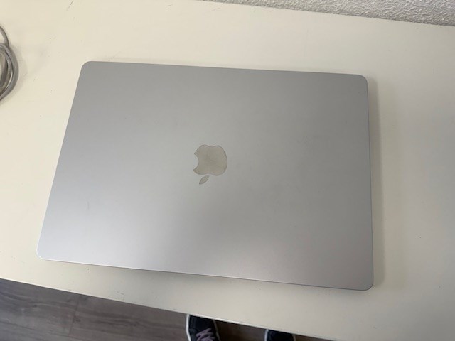 Apple macbook air 15 inch 2024. m3 chip. 16 gb ram geheugen. ssd 512 gb. met laadkabel usb c zonder adapter - afbeelding 4 van  5