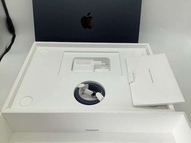 Apple macbook air 2025 13 inch m4 cpu 16gb mem marineblauw laptop - afbeelding 2 van  13