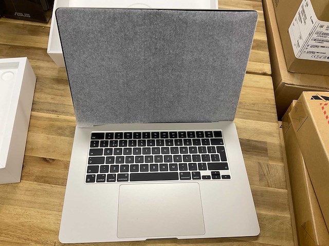 Apple macbook air met apple m3-chip 15 inch - afbeelding 4 van  7