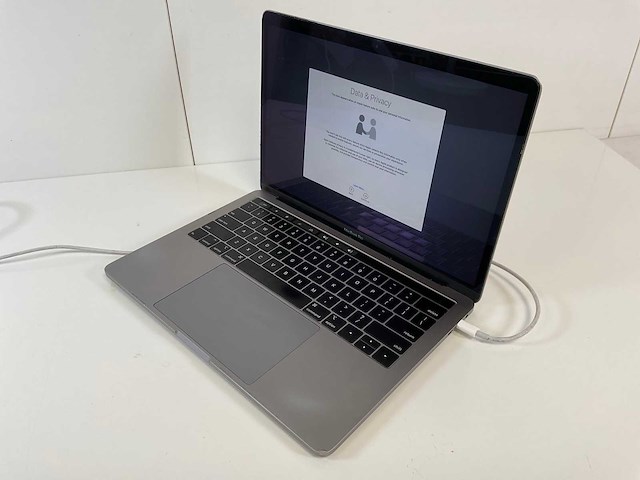 Apple macbook pro 13”, core(tm) i7 8th gen, 16 gb ram, 250 gb nvme laptop - afbeelding 3 van  8