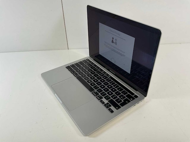 Apple macbook pro 13.3”, core(tm) i5 10th gen, 32 gb ram, 500 gb ssd laptop - afbeelding 2 van  4
