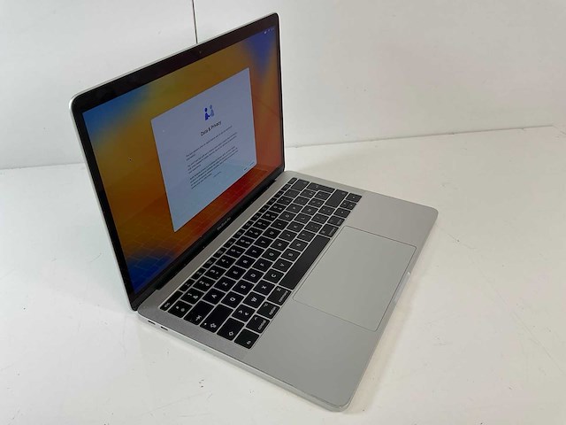 Apple macbook pro 13.3”, core(tm) i5 7th gen, 8 gb ram, 128 gb ssd laptop - afbeelding 2 van  5