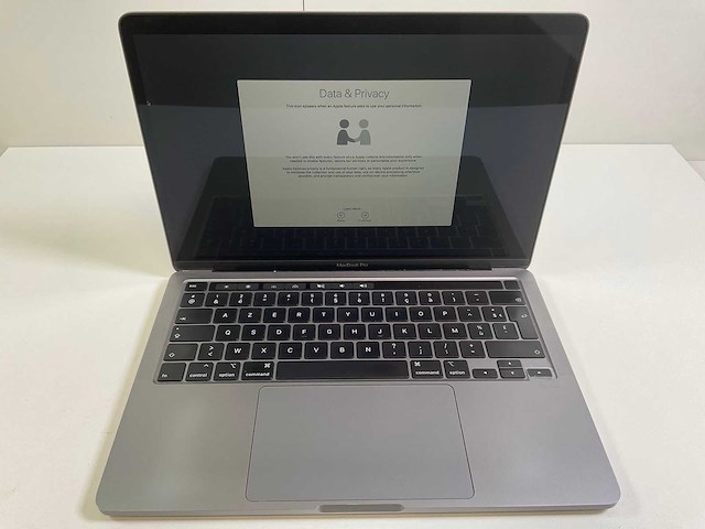 Apple macbook pro 13.3“ core(tm) i7 10th gen, 16 gb ram, 1 tb nvme laptop - afbeelding 1 van  6