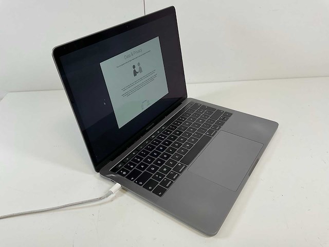 Apple macbook pro 13.3”, core(tm) i7 8th gen, 16 gb ram, 256 gb nvme laptop - afbeelding 2 van  7