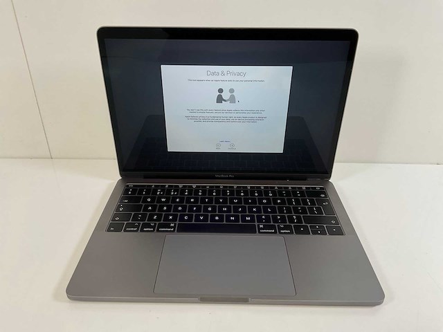 Apple macbook pro 13.3”, dual-core i5, 8 gb ram, 128 gb nvme laptop - afbeelding 1 van  4