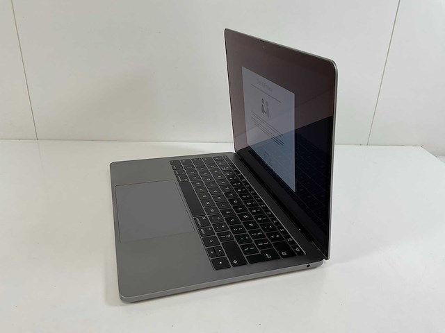 Apple macbook pro 13.3”, dual-core i5, 8 gb ram, 128 gb nvme laptop - afbeelding 2 van  4