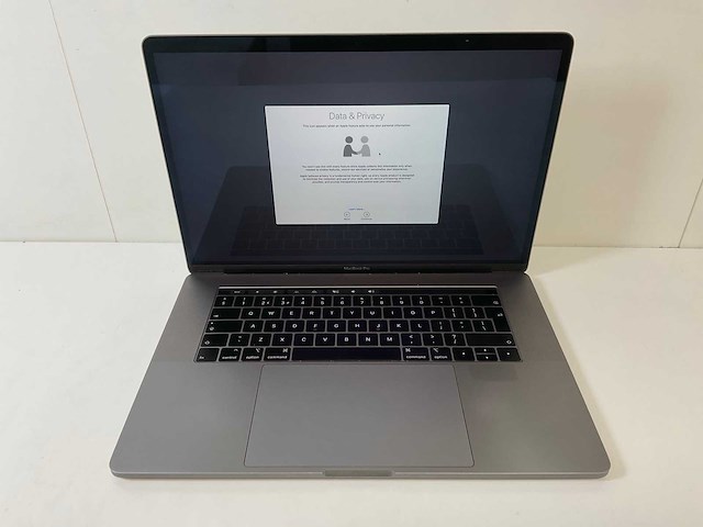 Apple macbook pro 15”, 6-core intel i7, 16 gb ram, 500 gb nvme, amd radeon pro 560x 4 gb laptop - afbeelding 1 van  7