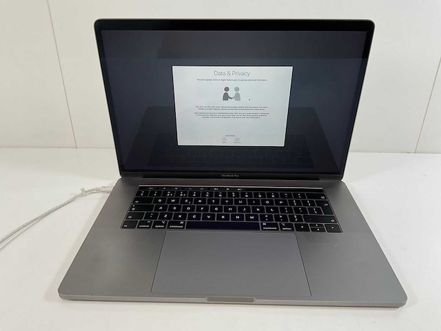 Apple macbook pro 15”, core i7, 16 gb ram, 512 gb nvme, amd radeon pro 560x 4gb laptop - afbeelding 1 van  3