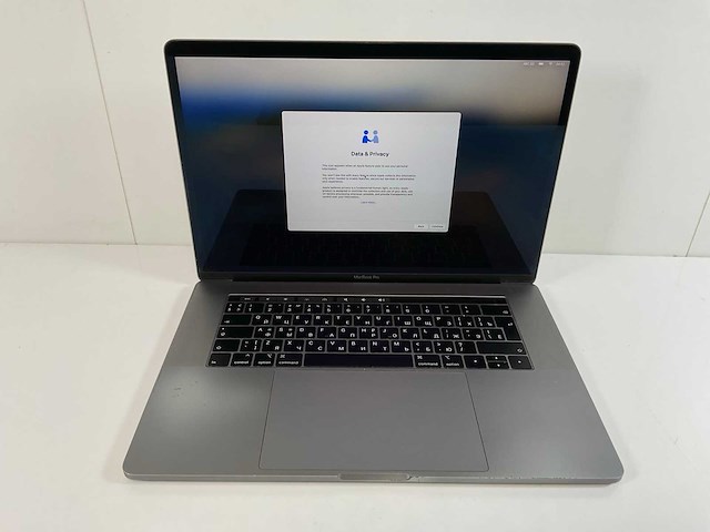Apple macbook pro 15”, hexacore i7, 16 gb ram, 512 gb nvme, amd radeon pro 555x 4gb laptop - afbeelding 1 van  2