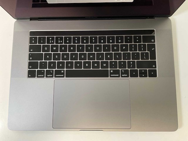 Apple macbook pro 15”, octocore i9, 16 gb ram, 512 gb ssd, amd radeon pro 560x 4 gb laptop - afbeelding 4 van  7