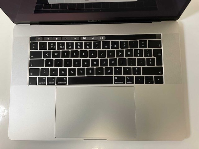 Apple macbook pro 15.4”, core(tm) i7 8th gen, 16 gb ram, 1 tb nvme, amd radeon pro 555x 4 gb laptop - afbeelding 4 van  7