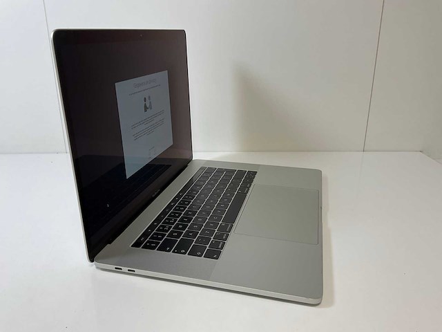 Apple macbook pro 15.4”, core(tm) i7 8th gen, 16 gb ram, 1 tb nvme, amd radeon pro 555x 4 gb laptop - afbeelding 2 van  7